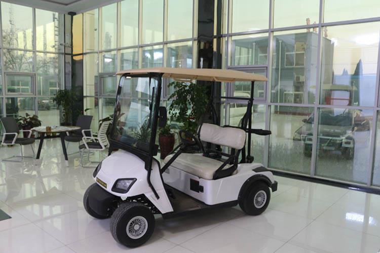 充電時(shí)應(yīng)打開(kāi)所有電瓶蓋，保持室內(nèi)透風(fēng)、嚴(yán)禁明火、以防爆炸