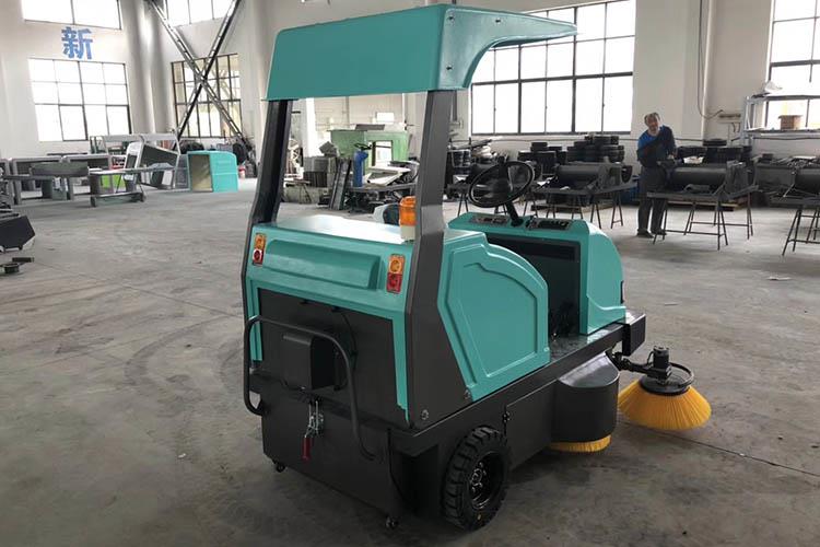 內(nèi)置強(qiáng)力控塵系統(tǒng)，吸塵能力更強(qiáng)，掃地寬度可達(dá)1800mm