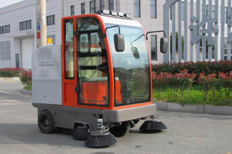 電動掃地車2050型全封閉使用優(yōu)良的鋰電池作為動力源，操作使用時間長，電瓶壽命在3~5年