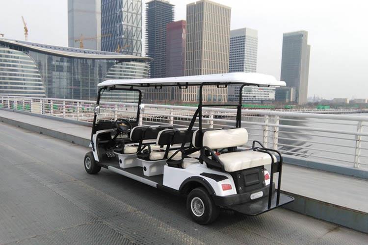 方向盤在中間位置，使電動觀光車處于水平直線行使位置