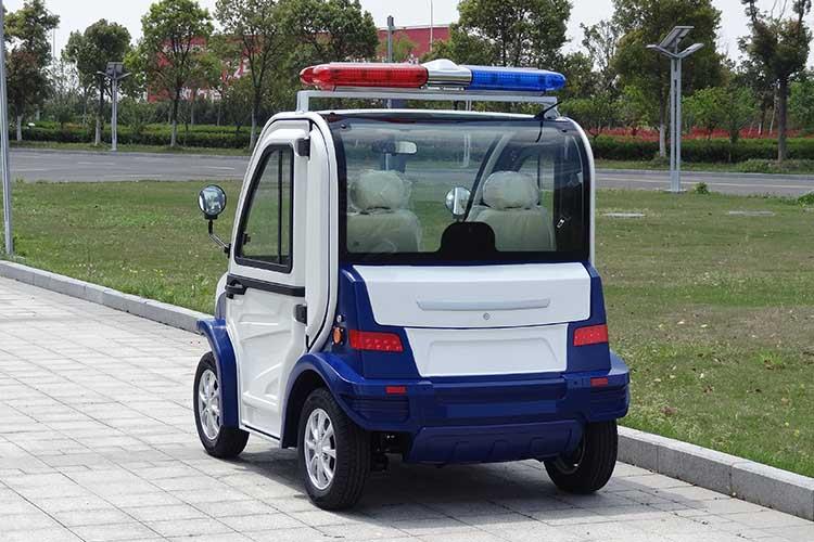 停車時(shí)應(yīng)先踩剎車降低車速，當(dāng)?？康轿粫r(shí)拉緊手剎，將檔位按到空擋，關(guān)閉開(kāi)關(guān)之后按下急停按鈕