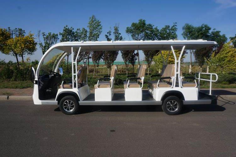 十四座電動觀光車形狀美觀時(shí)尚、設(shè)計(jì)新奇、裝飾精致乘座安全恬靜，具有零排放和低噪音等優(yōu)點(diǎn)