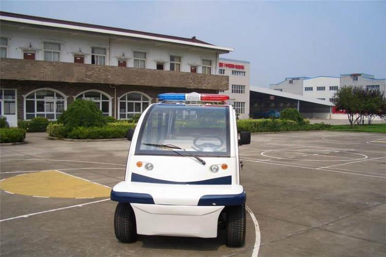 隨車吊不定期對山東電動巡邏車進行擦洗清潔，在冬季沾附在車身上污垢在沾水后，極易出現結凍現象